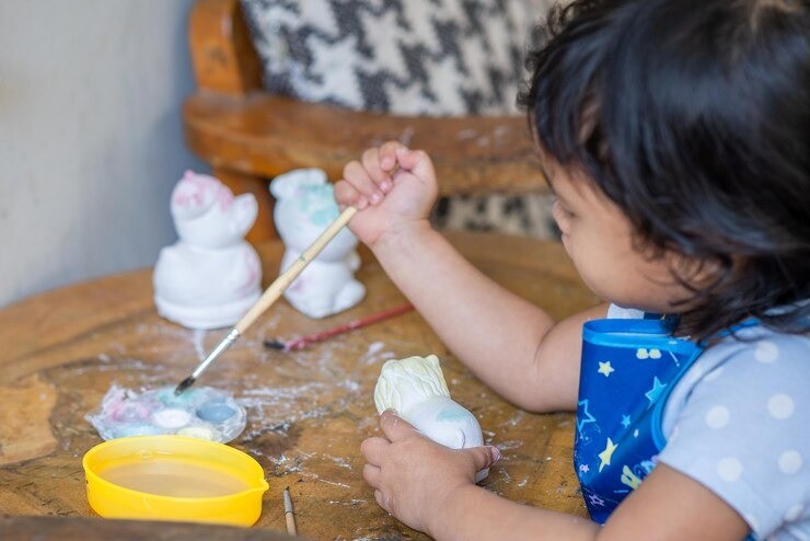 sensory play anak, permainan sensorik, stimulasi tumbuh kembang, bahan dapur aman untuk anak, aktivitas edukatif balita, sensory play balita, manfaat sensory play, permainan anak usia dini.